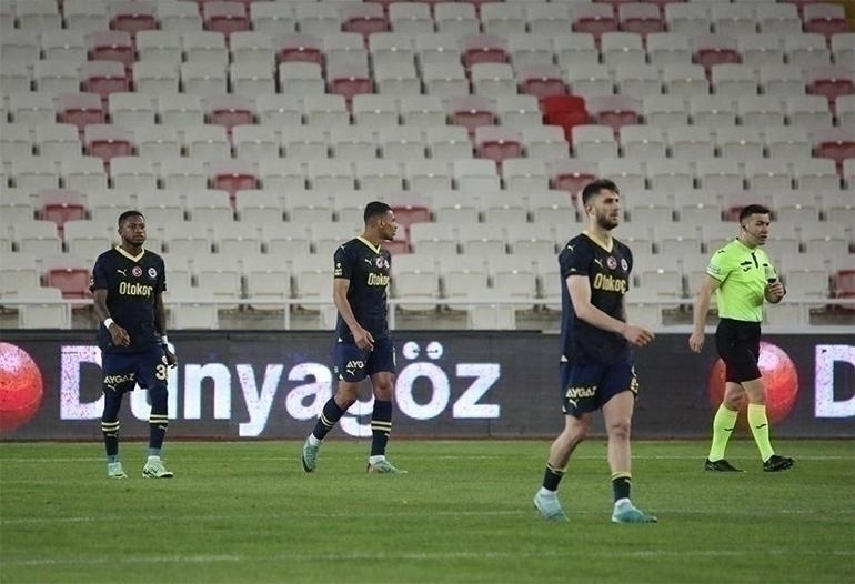 Fenerbahçe'nin Şampiyonluk Yolundaki Yara: Sivasspor Beraberliği Ve Spor Yazarlarının Değerlendirmesi