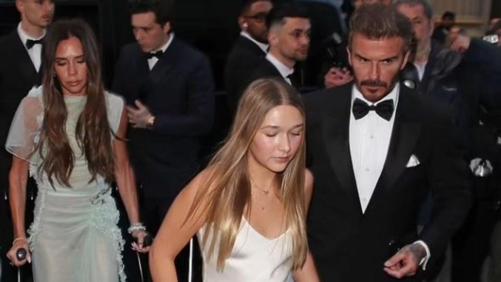 Harper Beckham, Victoria'nın Doğum Gününde Şıklığıyla Göz Kamaştırdı