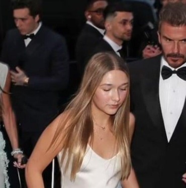 Harper Beckham, Victoria'nın Doğum Gününde Şıklığıyla Göz Kamaştırdı
