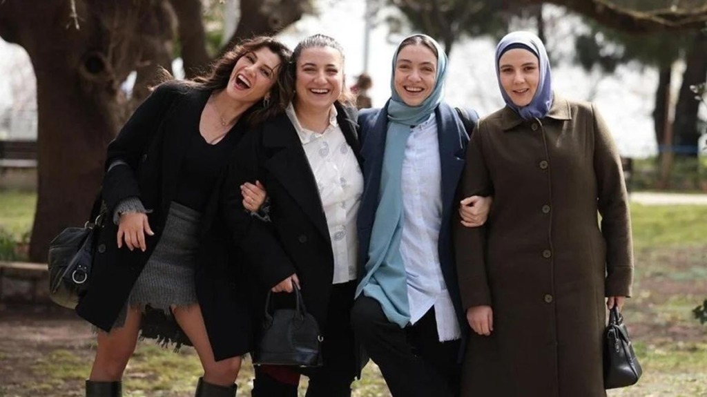 Gülçin Kültür Şahin, Ömer Dizisindeki Rol Arkadaşlarıyla Paylaştığı Fotoğrafı Takipçileriyle Paylaştı
