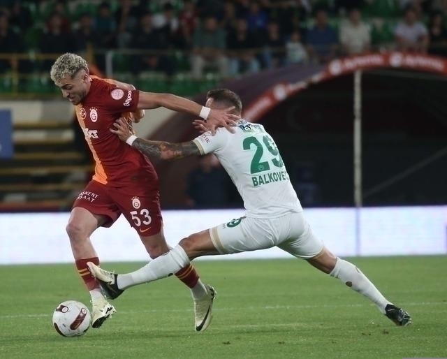 Galatasaray, Alanyaspor'u 4-0 Mağlup Ederek Liderliği Geri Aldı