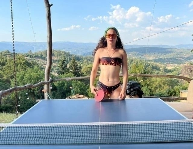 Melisa Şenolsun, Ateşli Bikinisiyle Tenis Oynarken Göz Kamaştırdı