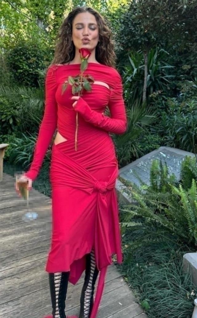 Serenay Sarıkaya'nın Gala Kıyafeti Sosyal Medyayı Salladı!
