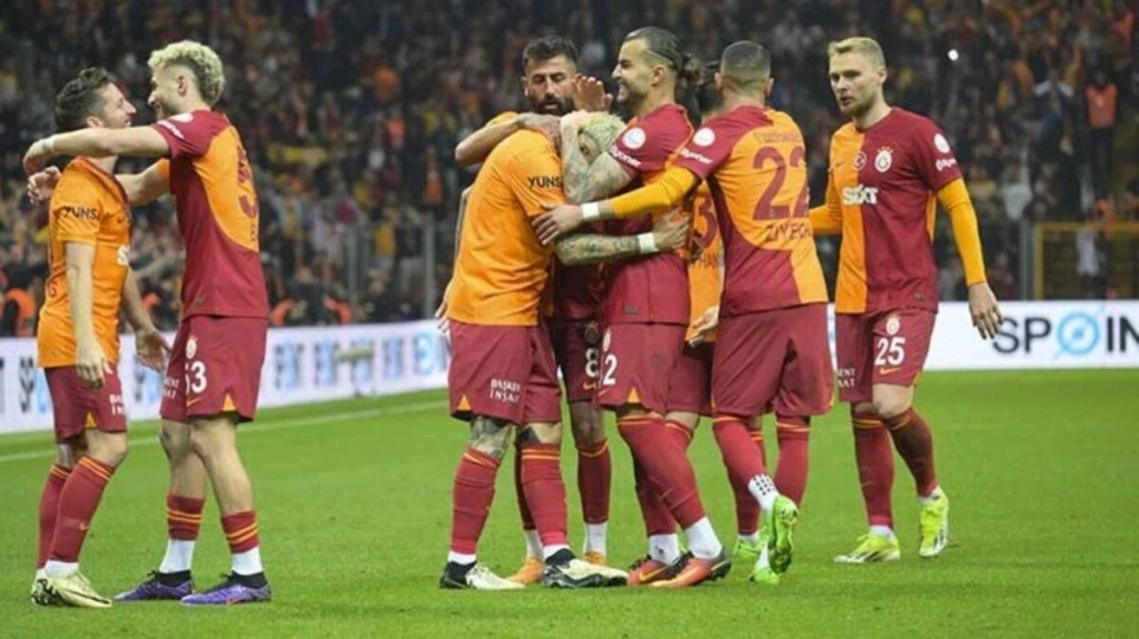 Galatasaray, Sivasspor'u 6-1 Yenerek Liderlikte Zirveye Çıktı